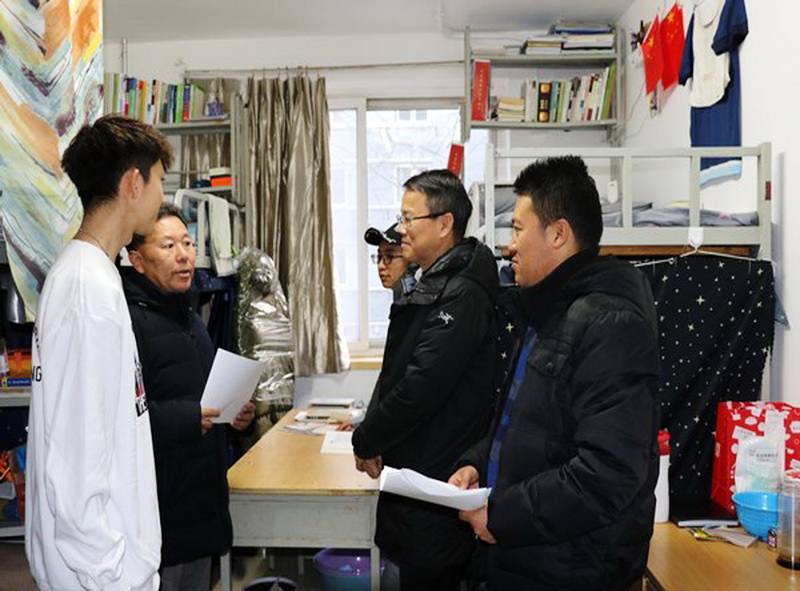 石亞洲走訪中國少數民族語言文學學院2019級新生宿舍